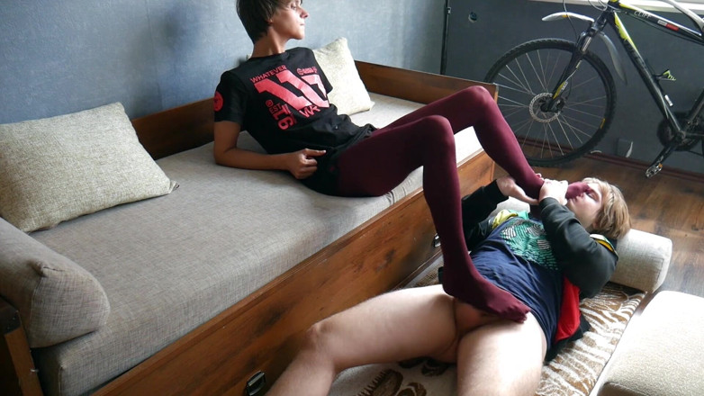 Ethan Alex: Twink dengan stoking merah - footjob dan pemujaan kaki