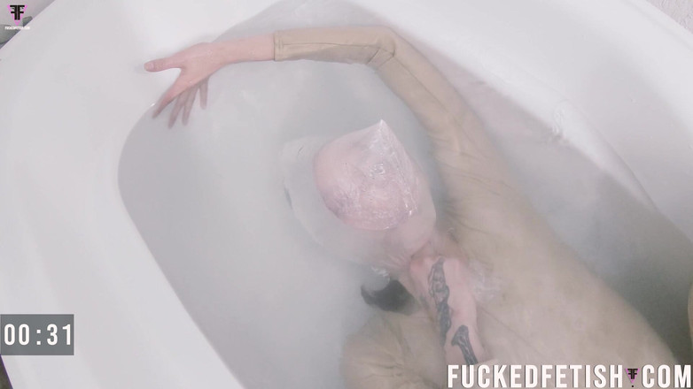 Fucked fetish: Hd Sattira - saco desesperado e banheira de água - rostos engraçados