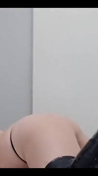 Twerking a škádlení ve vysokých botách