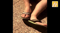 Manlyfoot: 在爱的记忆 - 不见了但从未忘记 - 黑色和金色的人字拖致敬 - manlyfoot