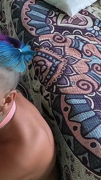 Isteri ekor menghisap zakar dan menjilat telur, kemudian makan air mani