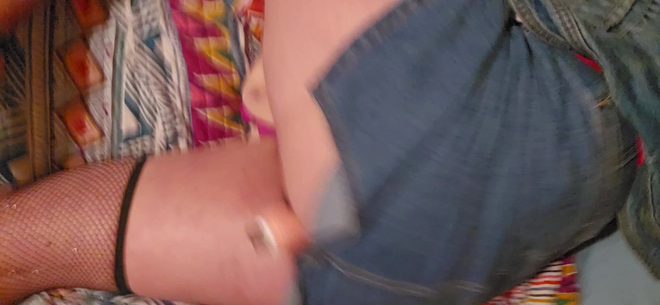 Kayleigh: Crossdresser masturbándose queriendo una polla para chupar