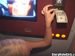 Flaca Ho chupando pollas negras y blancas en el gloryhole pene fest