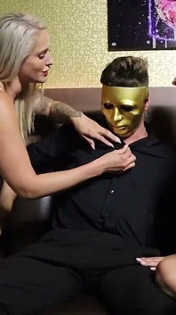 Facet w masce może przelecieć dwie gorące blondynki