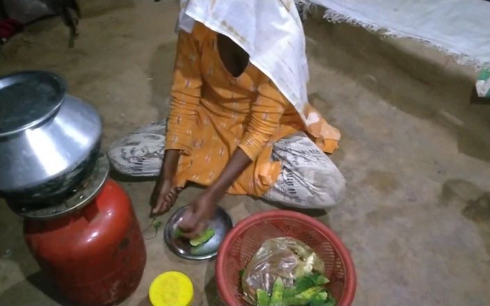 Desigold: Esposa india cocinera y follada