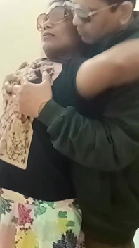 Güzel Hintli kız ateşli sert yarağa biniyor ve azgın erkek arkadaşıyla sakso çekiyor - yeni yıl sikiş videosu