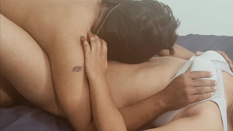 Roni gobal: Sora vitregă se fute tare în cameră cu o pulă mare