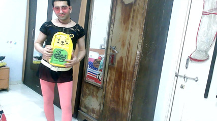 Cute & Nude Crossdresser: Jolie tapette travestie femboy douce sucette dans une petite tenue...