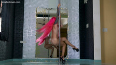 Nora Redmain: Pole Dance od štíhlá potetovaná zrzka na vysokých podpatcích