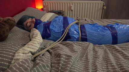 Restricting Ropes: Luna Grey - mumificada na cama