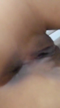 Linda chica pone polla en su anal por primera vez