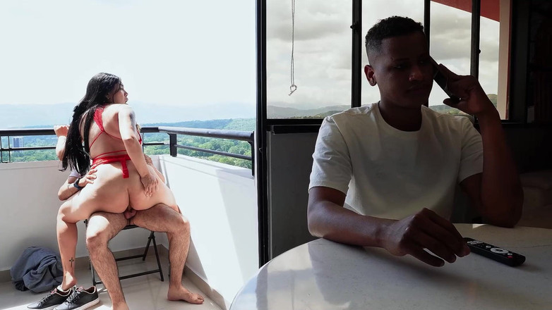 AndreaBusty: 顺从的妻子与戴绿帽子的丈夫的同事做爱