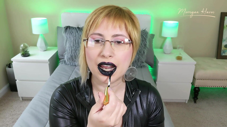 Morrigan Havoc: Indossando un rossetto nero