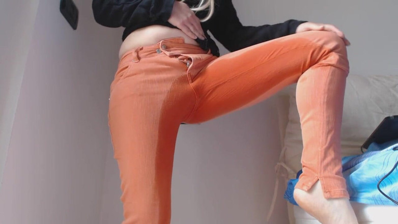 RavenBigAss: Pee in orange jeans