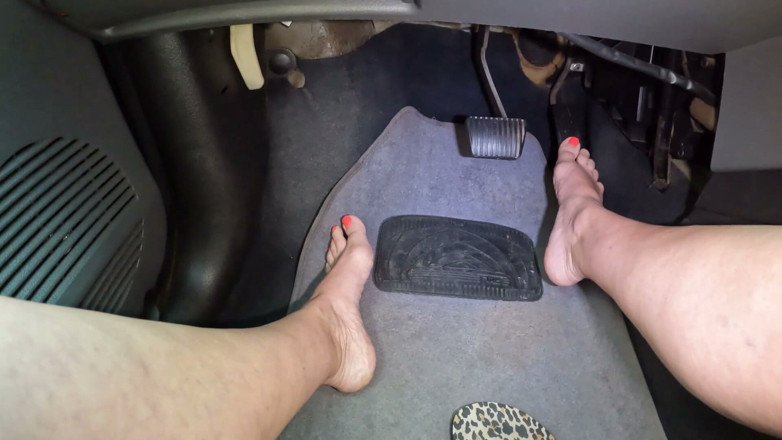 Blondelatinmom: Barefoot Driving Around the City