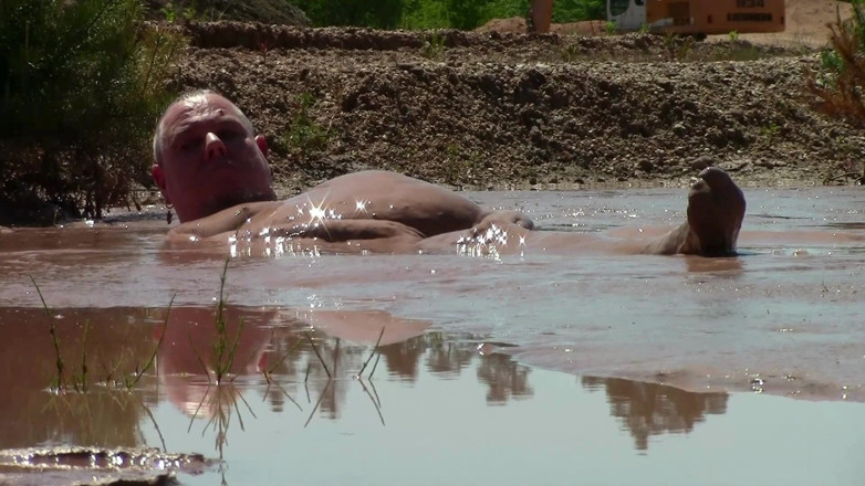 Muddy chubby: Modderbad in een zandbak met diepe, romige, bruine modder.