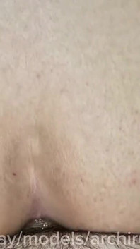 O estagiário experimentou um orgasmo pela primeira vez tomando um pau no cu apertado!