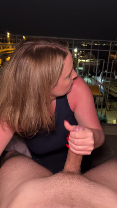 Avril Showers: Sein sperma schlucken in einer Marina an der Amalfiküste