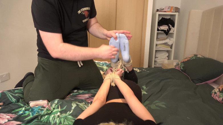 Latina Fetish: Latina &amp; Lilly má dilema kartáč na vlasy: svázané a zlechtané...