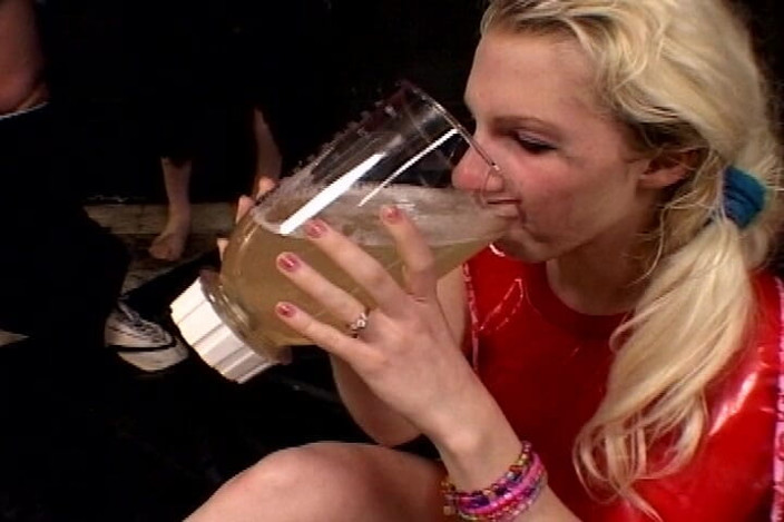 Vintage Babes: Mladá blonďatá děvka si užívá hardcore gangbang