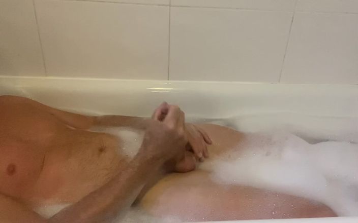 Danny Joe: 洗澡时间，坚硬的鸡巴