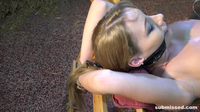 Submissed: Aika may viene legata con un sulla scollatura