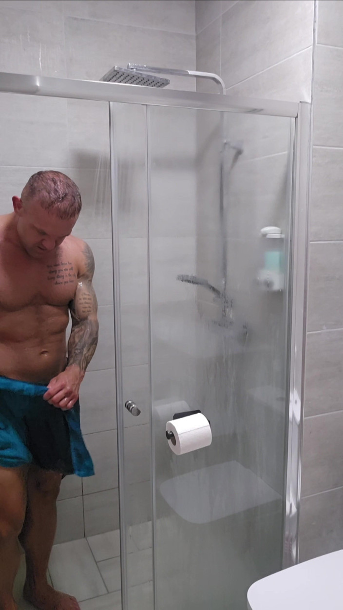 Troy White UK: Dusche wichsen &amp;riesiger dicker cumshot