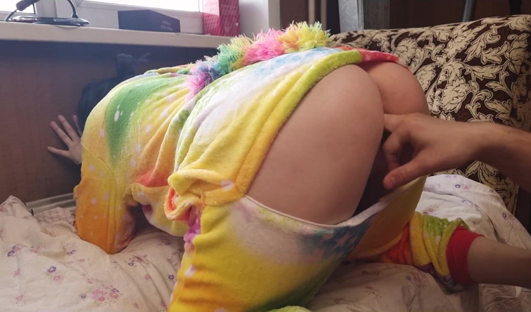 Vaisiti7: Un bebé con traje de unicornio muestra su culo