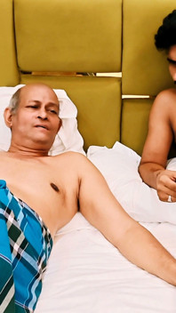 Desi Trekant Video Styvfar och styvson hade sex med styvdotter. Knulla har fitta indiskt hindi ljud