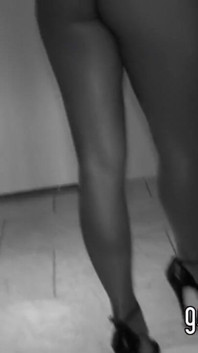 Peituda milf Shay Fox tira o biquíni prateado sexy e toma banho no chuveiro