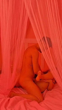 Explodează O MILF Foarte Excitată În Patul Lui Barby