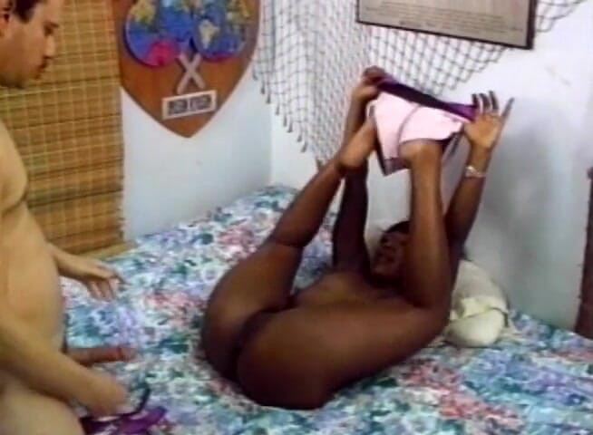 Analiscius: Pantat cewek kulit hitam disetubuhi oleh kontol putih