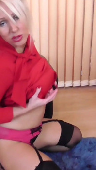 Naughty English MILF in Sexy Lingerie Rubs Her Big Pussy Lips on Camera