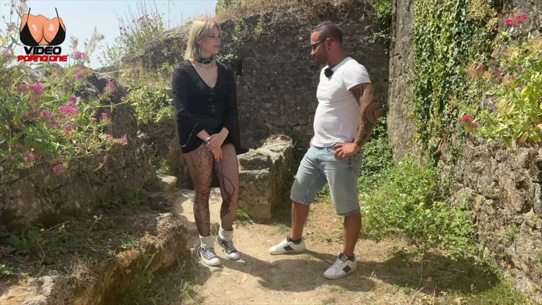 Video Porno One: A Stranger Fucks Me Outside a Castle and I Love...