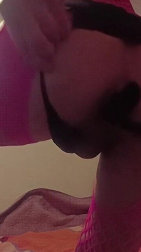Sissy-mädchen in rosa netz