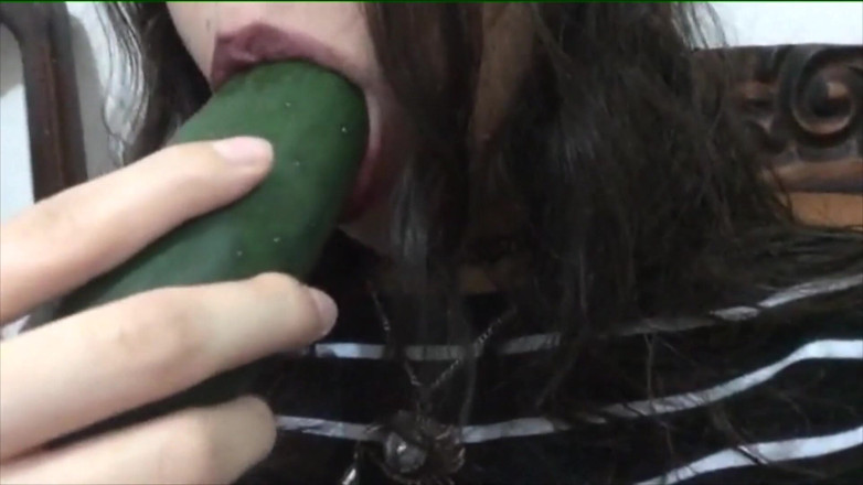 Adorable Teen: Submisivní latina teen saje okurku, dokud není spolknuta, a pak...
