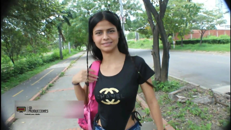 Britany: Après avoir ramassé ma demi-sœur qui vient rendre visite, je...