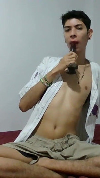 Boşalana kadar siyah dildo emerken bick twink yarağıma mastürbasyon yapıyorum
