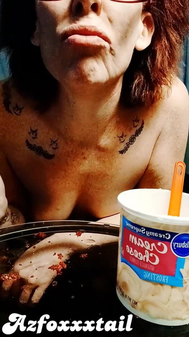 AzFoxxxTailPhelicia: Foodplay-cupcake