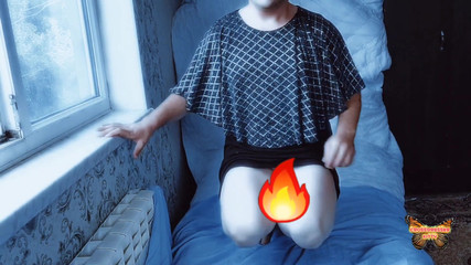 Kitty_Cross: 황혼. 배고프기 때문에 아름다운 몸매로 사람들을 끌어들이기 위해 창가에서 노는 뱀파이어 트랜스