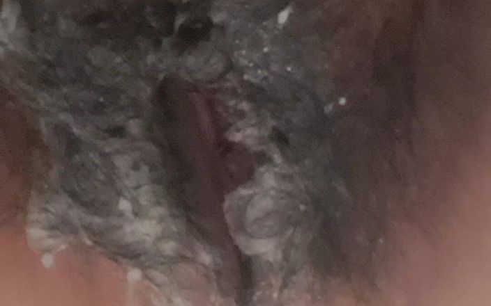 Mommy big hairy pussy: Dildon går hela vägen in i MILF: s vagina