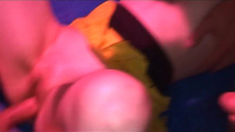 Lucky Cooch: Madura gata dedos e vibrador esticado em orgia molhada e...
