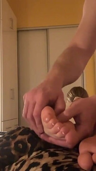 Si Dia Menjilat Dan Mengurut Kaki Saya