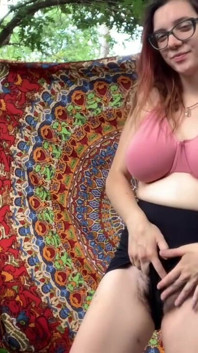 Sua vizinha peluda gostosa quer tirar a roupa para você