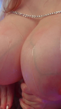 Nuru Gel dränkt tuttknull himmel med massiva naturliga bröst &cumshot i klyvning - Lilykoti