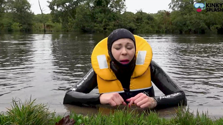 UKCuteGirl: Lifejacket &amp; Cosy Wetsuit Saves Lucy From River Disaster