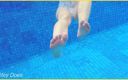Wifey Does: Wifey Swims sin sujetador en la piscina del hotel