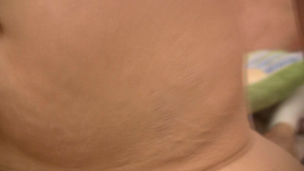 Tight little babes: Kozatá brunetka s roztomilým úsměvem jezdí na tlustém ptákovi na posteli