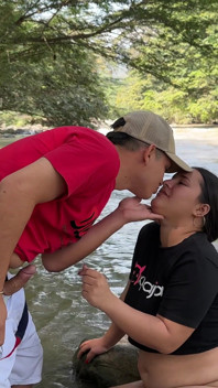 Ik heb een harde seks met een jonge, onbekende Latino man buiten nadat ik me naakt op de rivier had gezien