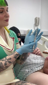 Exame de som da enfermeira Ruby - dimensionando a pequena uretra do paciente